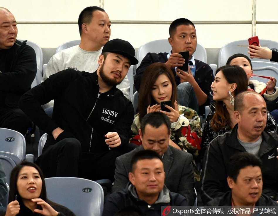 睢冉夫妇在辽足降级的落寞背景中显得神情严肃，两人目光望向远方，似乎也在感叹竞技体育的残酷。