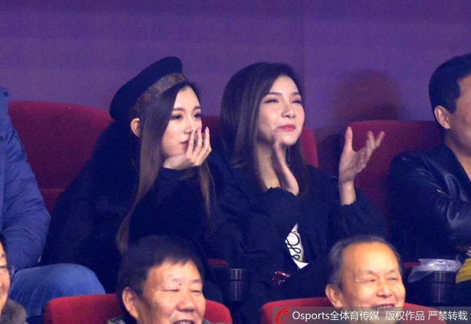 睢冉爱妻携丁彦雨航女友场边助阵,山东德比憾负青岛 镜头拉近,睢冉爱妻微微侧身与身旁友人交谈,脸上浮现出淡淡的微笑。背景是模糊的球场灯光和攒动的人头,但那份属于球员家属的从容与骄傲,却在人群中清晰可辨。