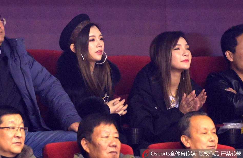 睢冉爱妻携丁彦雨航女友场边助阵,山东德比憾负青岛 丁彦雨航的女友坐在看台上,长发披肩,气质温婉。在周围喧嚣的球迷中,她显得格外安静,双手轻握置于膝上,眼神中带着一丝期待与紧张,静静等待着那个身披山东队战袍的少年英雄登场。