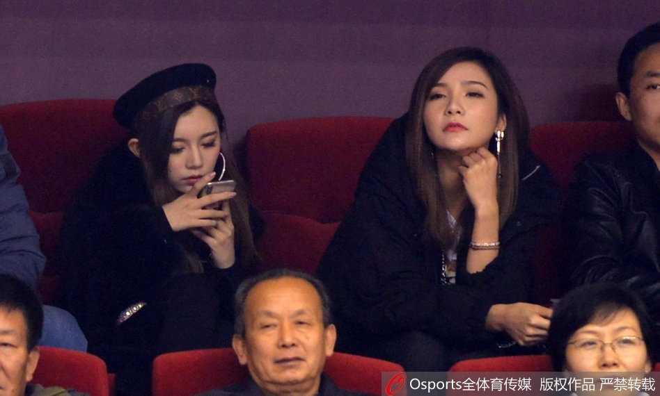 睢冉爱妻携丁彦雨航女友场边助阵,山东德比憾负青岛 比赛间隙,睢冉爱妻轻轻整理了一下衣襟,神态自若。她身后的球迷或站或立,表情各异,而她始终保持着一份独特的端庄,仿佛场上的每一次激烈对抗,都无法动摇她对丈夫的坚定信任。