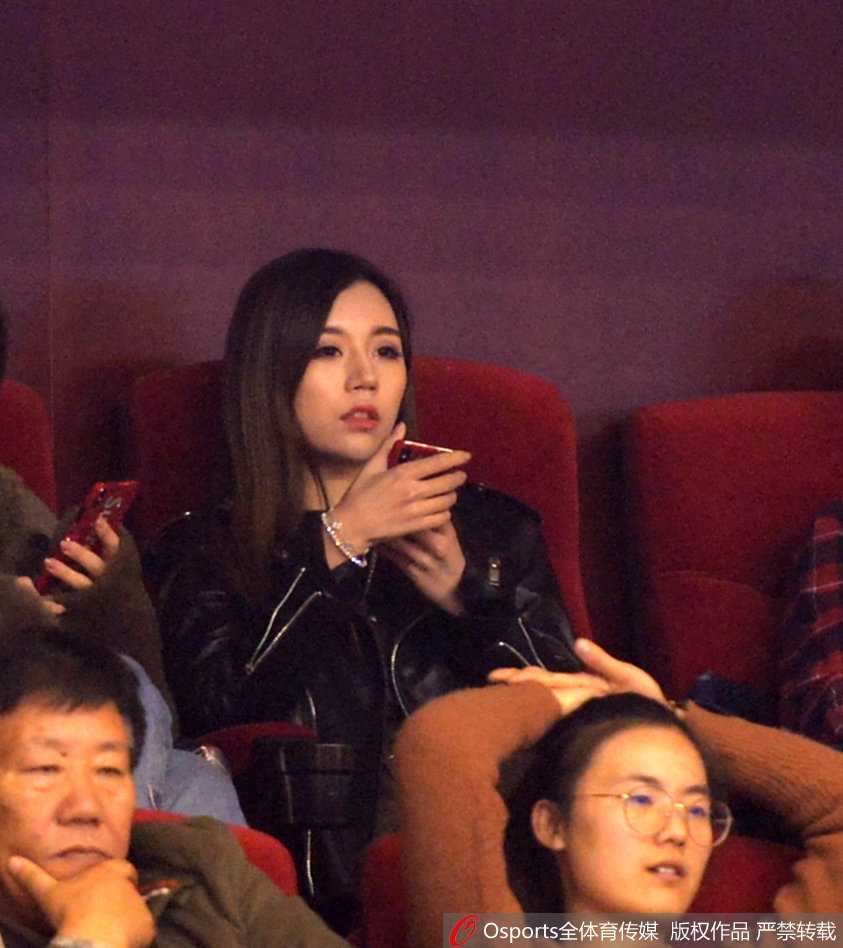 睢冉的妻子手持助威棒，露出灿烂笑容，她的到来仿佛代表着因伤缺阵的丈夫，以一种特别的方式与球队同在。