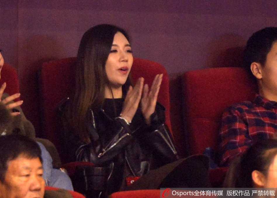 赛后，喜悦洋溢在看台，睢冉的妻子与友人相视而笑，庆祝这场来之不易的胜利，她的笑容成为这场硬仗之后最温暖的画面。