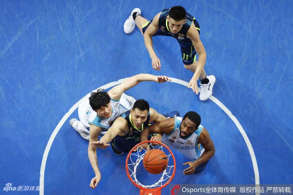 北京首钢的球员们围成一圈，翟晓川挥舞着手臂激情演讲，每个人的眼神都坚定如铁，团队的力量在这一刻凝聚成光。