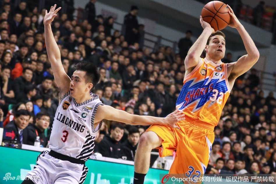 哈德森犹如闪电般掠过防守，在三人合围之前将皮球高高抛起，篮筐在这一刻仿佛为他倾倒。