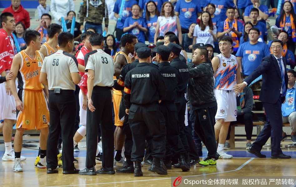 硝烟弥漫源深体育馆 斯科拉卢伟赛场火爆对峙 冲突爆发瞬间,斯科拉愤怒地指向卢伟,卢伟也毫不示弱地迎上前去,双方球员和裁判急忙冲过来试图将两人分开。