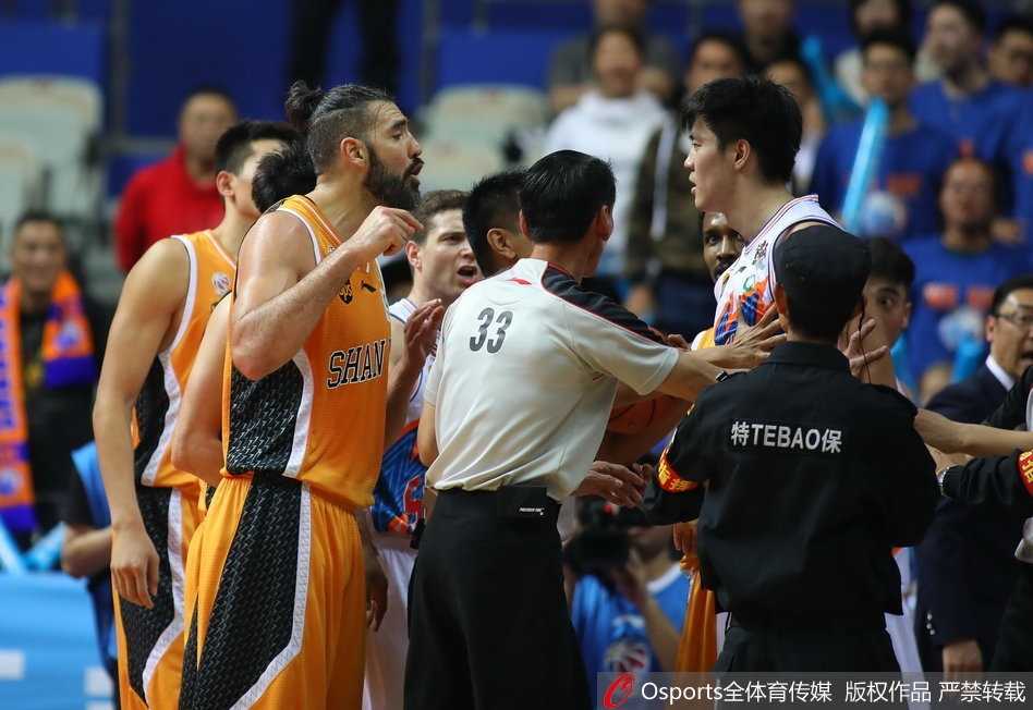 硝烟弥漫源深体育馆 斯科拉卢伟赛场火爆对峙 弗雷戴特在山西队外援詹宁斯的贴身防守下,依然高高跃起,出手三分,皮球在空中划出一道美丽的弧线直坠网心。