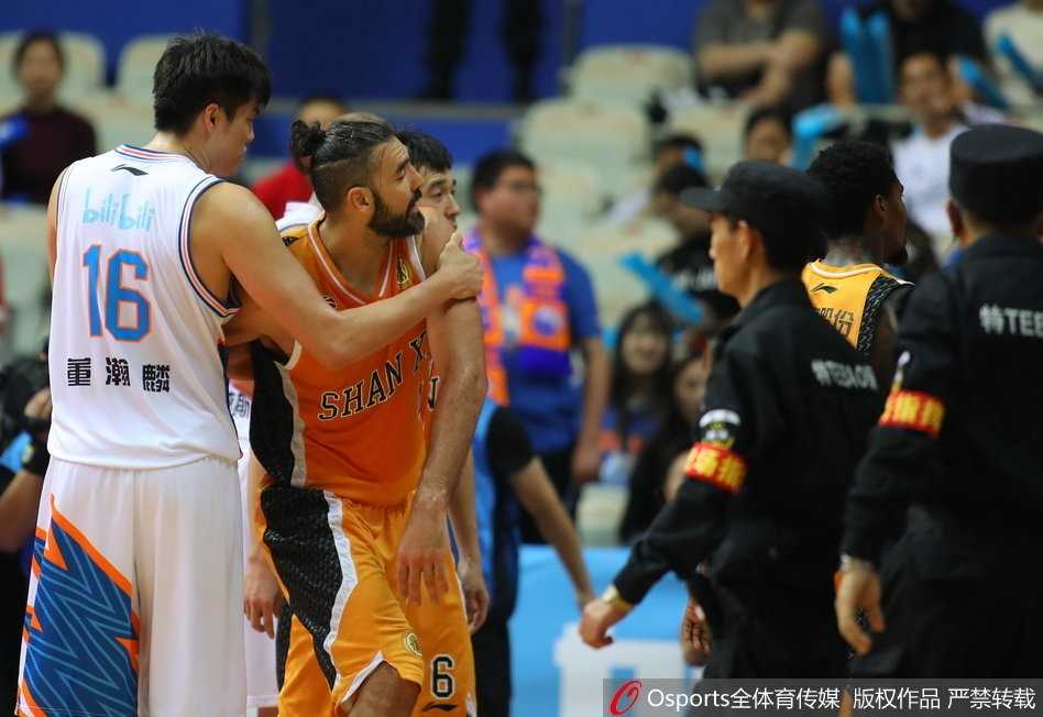 硝烟弥漫源深体育馆 斯科拉卢伟赛场火爆对峙 斯科拉与卢伟在篮下激烈卡位,双方手臂纠缠在一起,眼神中充满火药味,冲突一触即发。