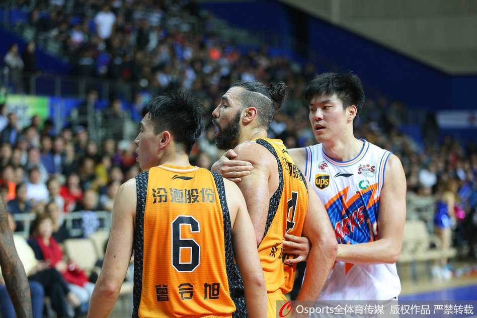 硝烟弥漫源深体育馆 斯科拉卢伟赛场火爆对峙 裁判和技术人员将冲突双方隔开后,现场气氛依然紧张,斯科拉在队友的簇拥下,眼神中带着不甘与怒火望向上海队的替补席。