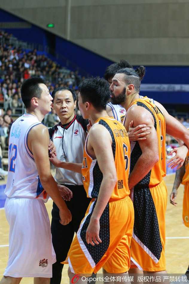 硝烟弥漫源深体育馆 斯科拉卢伟赛场火爆对峙 上海队年轻球员董瀚麟在防守斯科拉时展现出了惊人的勇气,他高高跃起,给了斯科拉一记结结实实的大帽,引爆全场。