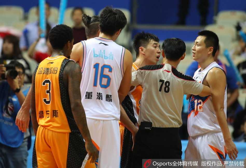 硝烟弥漫源深体育馆 斯科拉卢伟赛场火爆对峙 冲突之后,斯科拉在进攻端更加凶猛,他面对上海队的多人包夹防守,依然强硬地将球放入篮筐,眼神中满是坚毅。