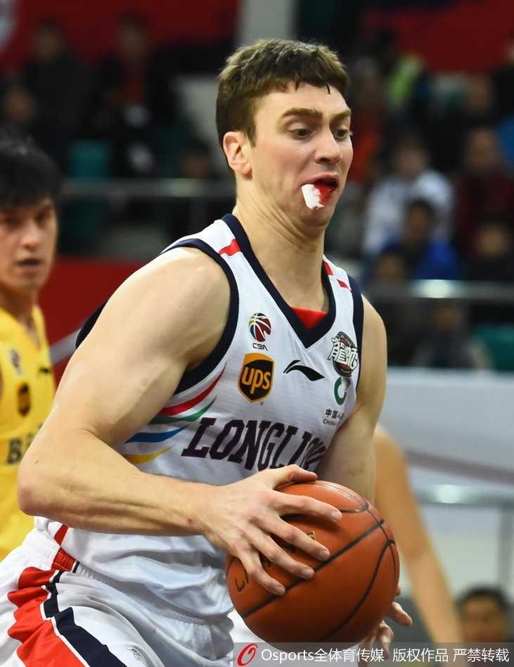 硬汉汉斯布鲁:浴血战场,CBA赛场上的不屈战魂 汉斯布鲁嘴角贴着白色胶布,胶布下隐隐透出红色血迹,他紧咬牙关,脸上写满不服输的倔强。