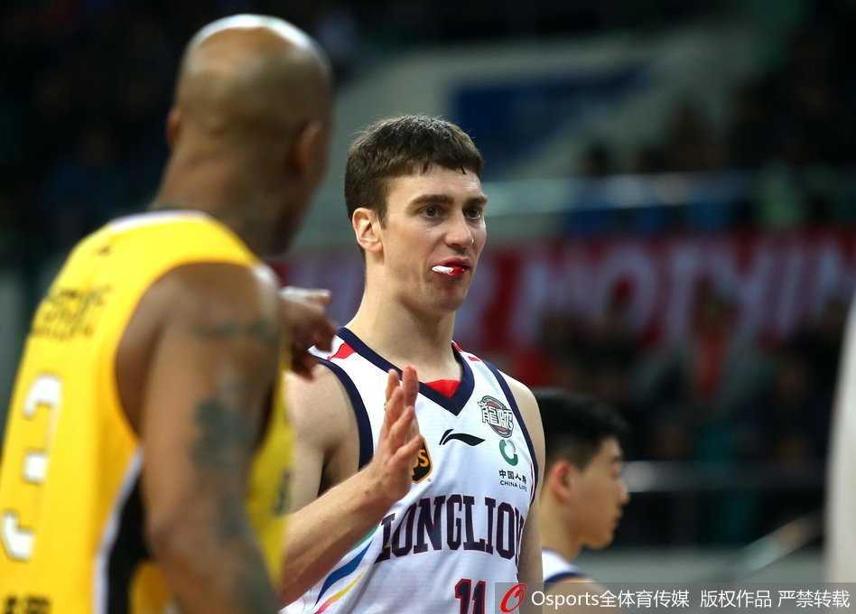 硬汉汉斯布鲁:浴血战场,CBA赛场上的不屈战魂 面对北控队员的贴身防守,汉斯布鲁弯腰运球突破,嘴角的血迹在灯光下格外醒目,对手的表情也显得凝重。