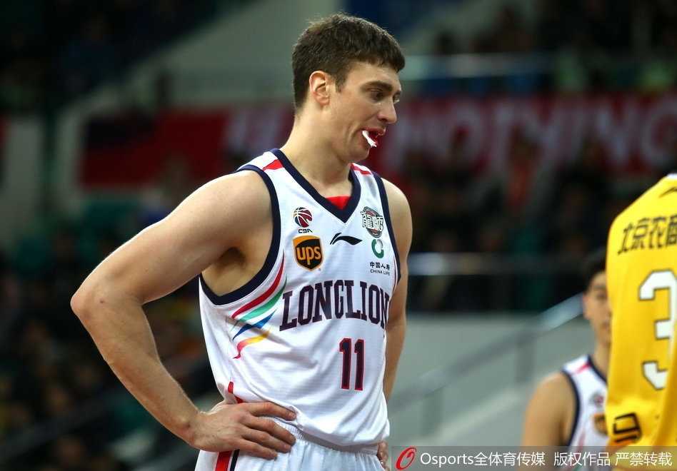 硬汉汉斯布鲁:浴血战场,CBA赛场上的不屈战魂 汉斯布鲁高高跃起摘下前场篮板,手臂上青筋暴起,嘴角的伤口在发力时似乎又要崩开。