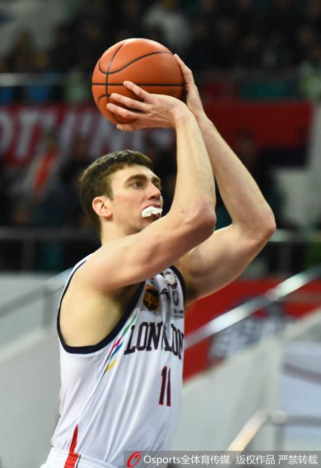 硬汉汉斯布鲁:浴血战场,CBA赛场上的不屈战魂 队医在场边紧急为汉斯布鲁处理伤口,他用手指按压着冒血的嘴角,汗水混杂着血迹布满手臂。