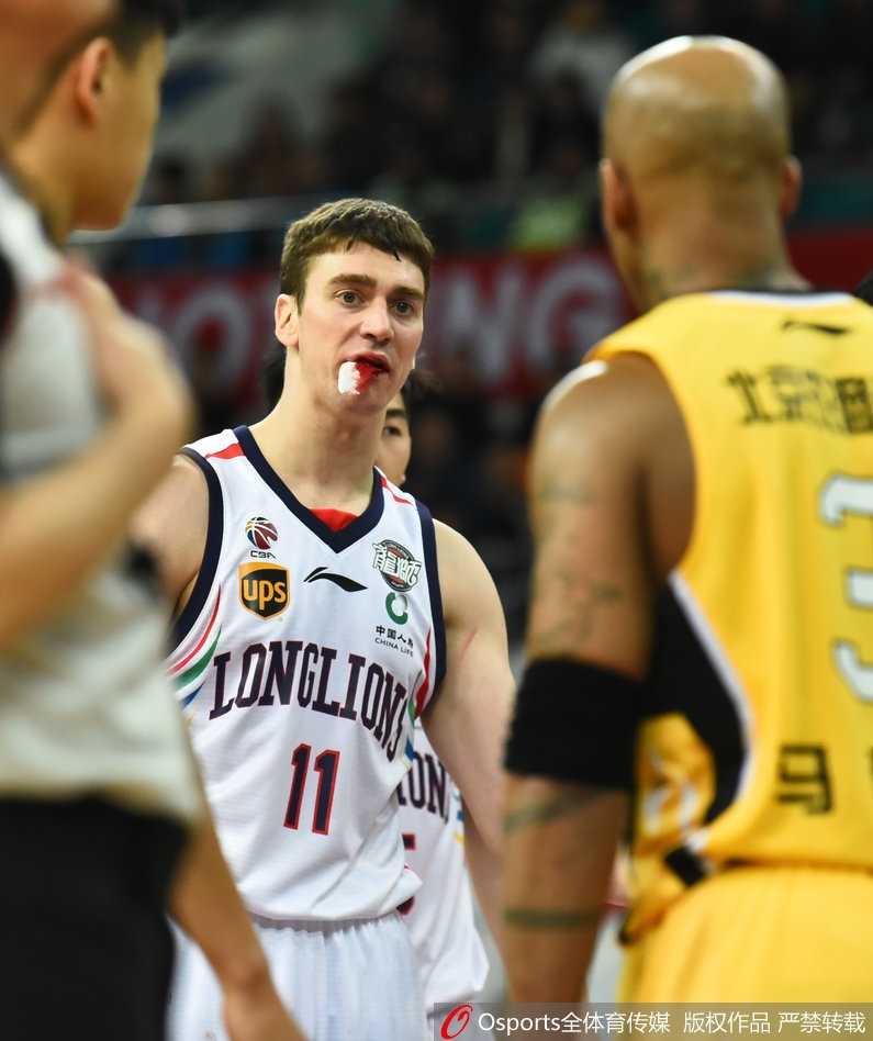 硬汉汉斯布鲁:浴血战场,CBA赛场上的不屈战魂 汉斯布鲁嘴角被撞开裂,殷红的鲜血顺着下巴流淌,但他的眼神依然坚毅地盯着篮筐方向。