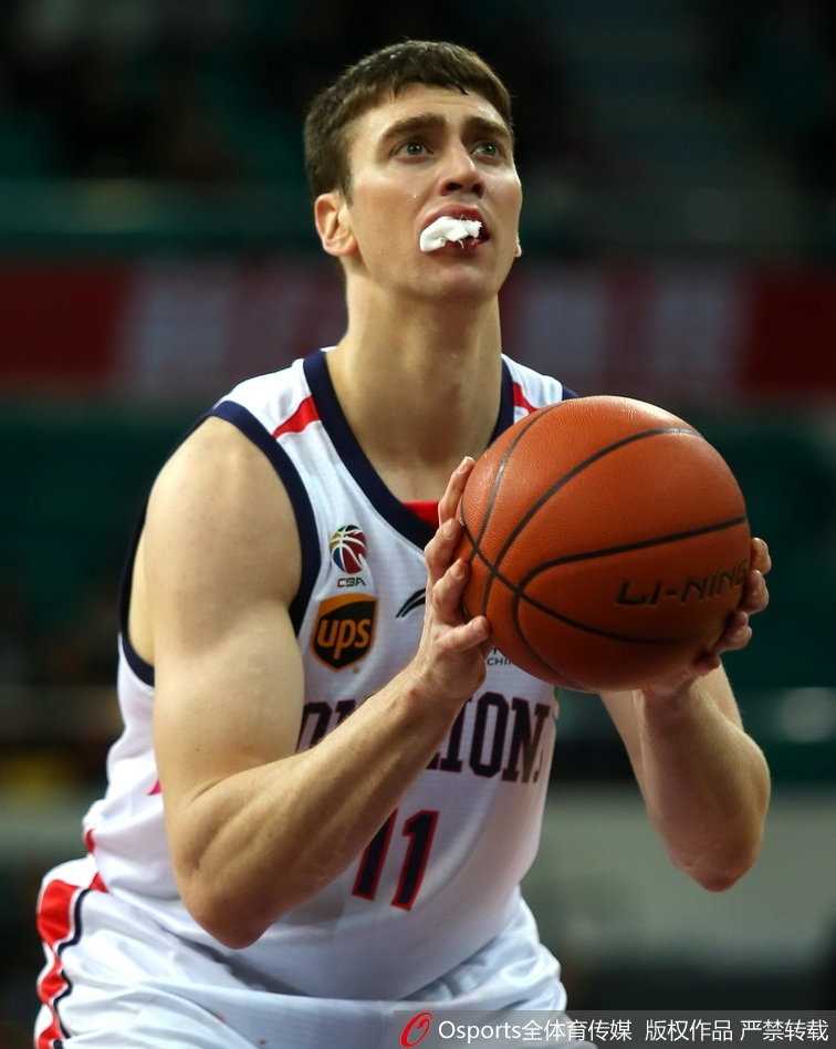 硬汉汉斯布鲁:浴血战场,CBA赛场上的不屈战魂 赛后,嘴角还残留着血渍的汉斯布鲁与队友撞胸庆祝胜利,笑容在血迹的映衬下显得格外豪迈。