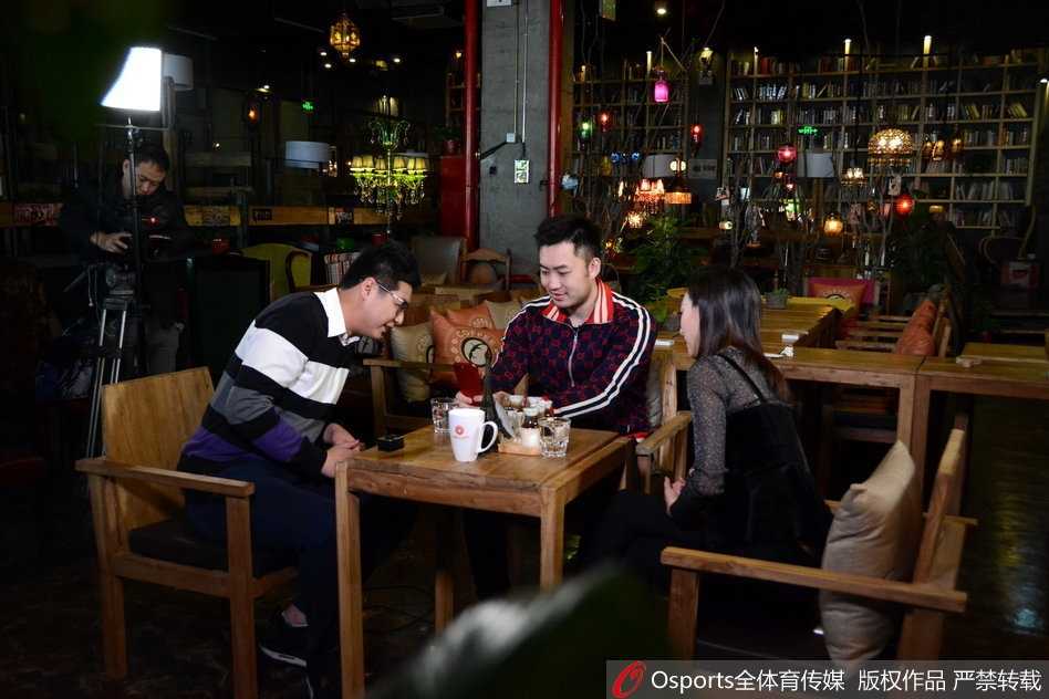 节目录制结束后，睢冉与帅气的主持人蒲泽并肩而立，两人对着镜头比出大拇指，笑容灿烂，仿佛在预示着山东男篮即将迎来的胜利曙光。