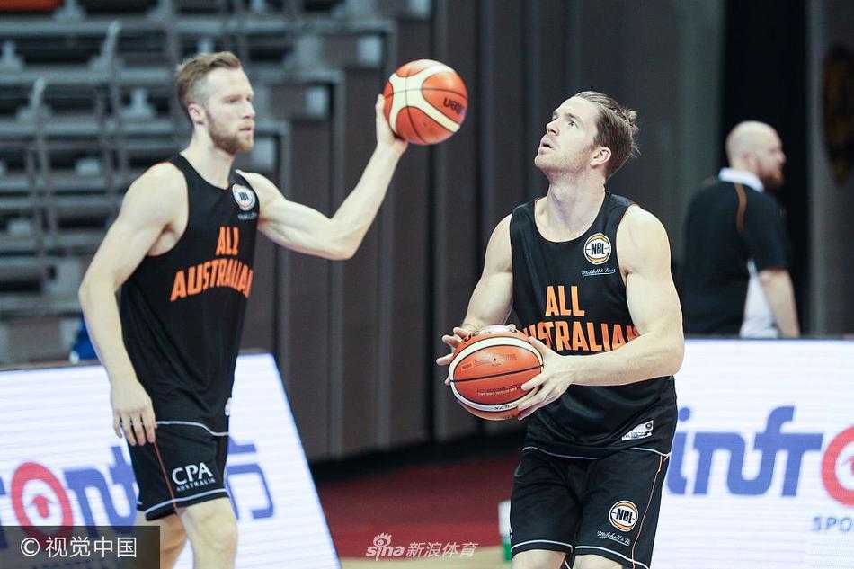 硬碰硬,炼新星:回溯二〇一七中澳男篮对抗赛的激情碰撞 汗水浸透球衣的澳大利亚球员专注进行罚球练习,为激烈的对抗积蓄能量。