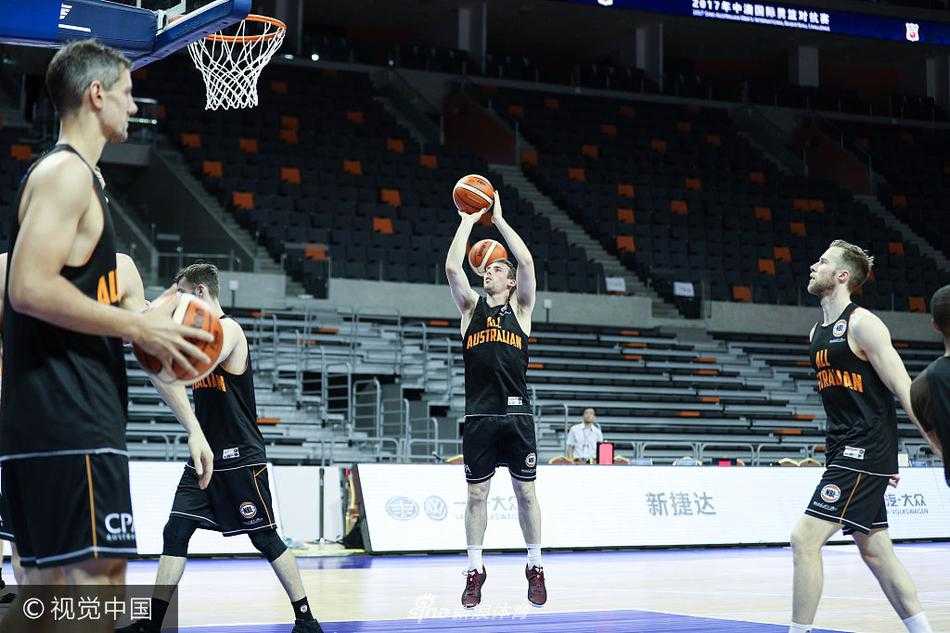 硬碰硬,炼新星:回溯二〇一七中澳男篮对抗赛的激情碰撞 澳洲壮汉们在东莞体育馆挥汗如雨,每一次运球都带着蓄势待发的力量感。