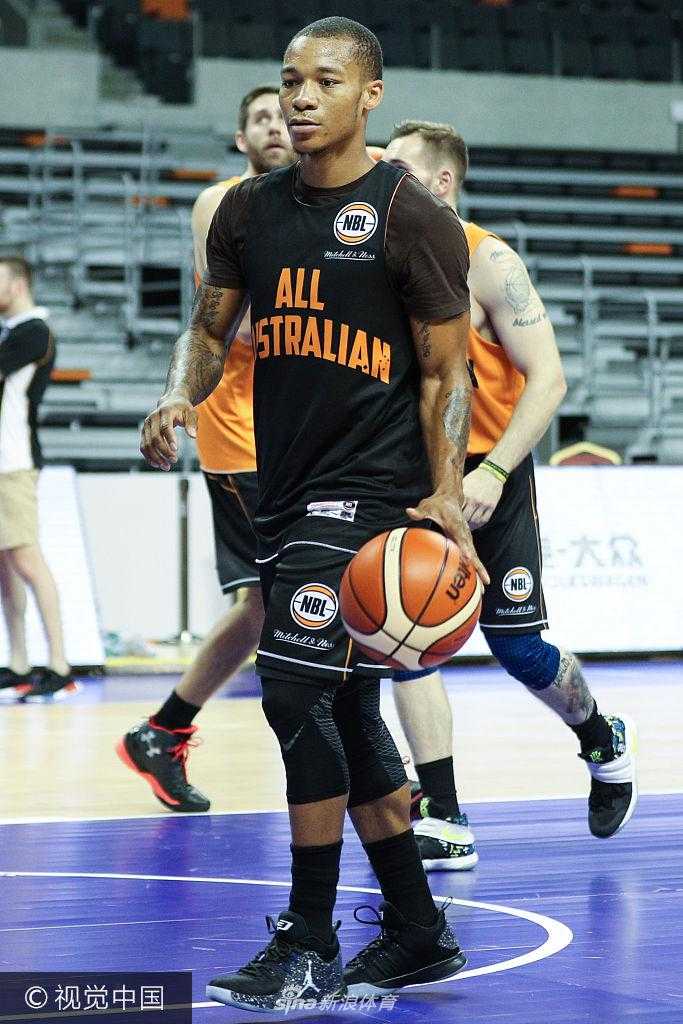 硬碰硬,炼新星:回溯二〇一七中澳男篮对抗赛的激情碰撞 拉伸放松时刻,澳洲球员表情轻松,团队氛围在紧张的备战中显得尤为珍贵。