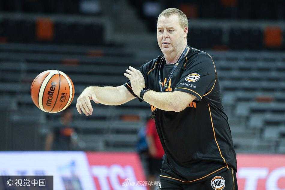 硬碰硬,炼新星:回溯二〇一七中澳男篮对抗赛的激情碰撞 训练结束,澳大利亚球员击掌互相鼓励,团队凝聚力在无声中蔓延。