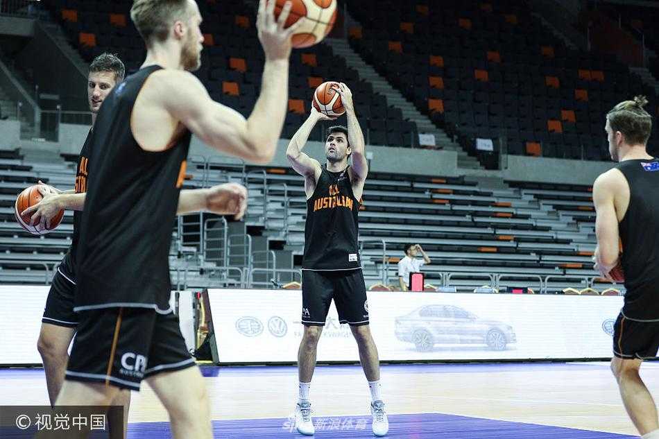 硬碰硬,炼新星:回溯二〇一七中澳男篮对抗赛的激情碰撞 教练组在场边神情专注地观察跑位,白板上的战术图预示着即将到来的恶战。