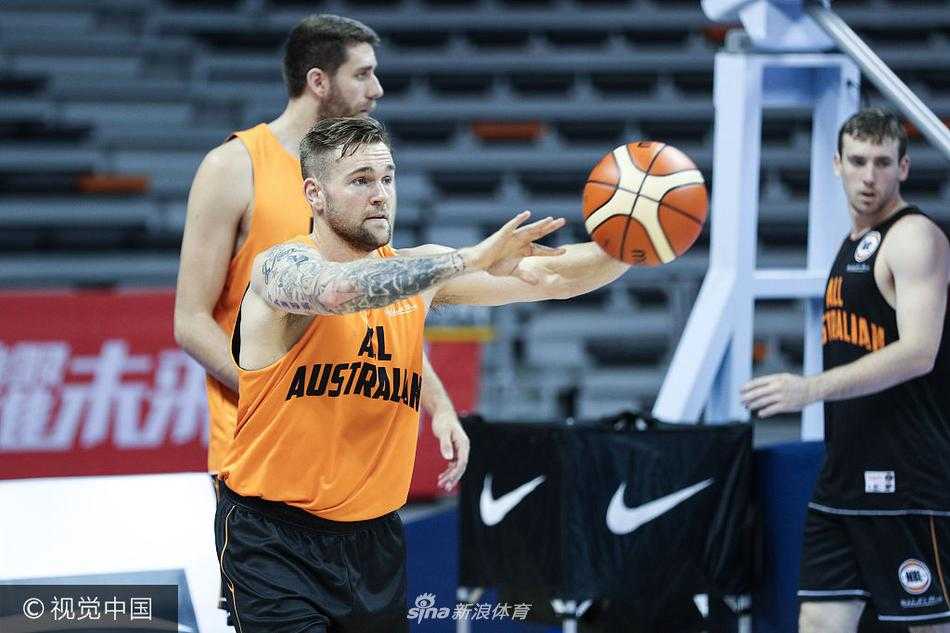 硬碰硬,炼新星:回溯二〇一七中澳男篮对抗赛的激情碰撞 训练馆内,澳大利亚球员眼神坚毅,正演练着针对性的联防战术,气氛严肃。