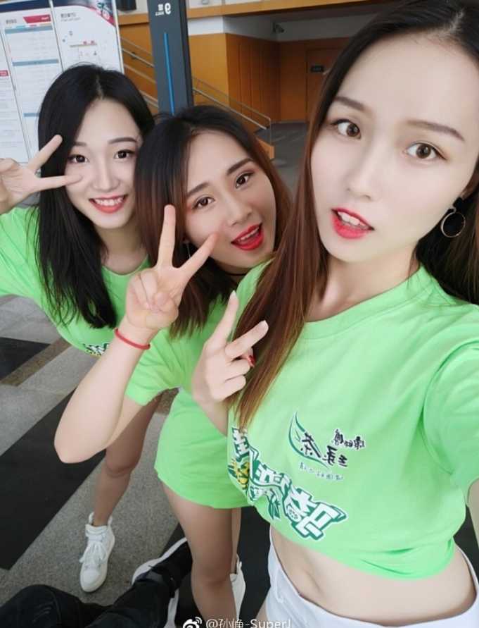 神似吉克隽逸的篮球宝贝:赛场上的精灵舞者 篮球宝贝手持花球,动感舞姿点燃全场热情