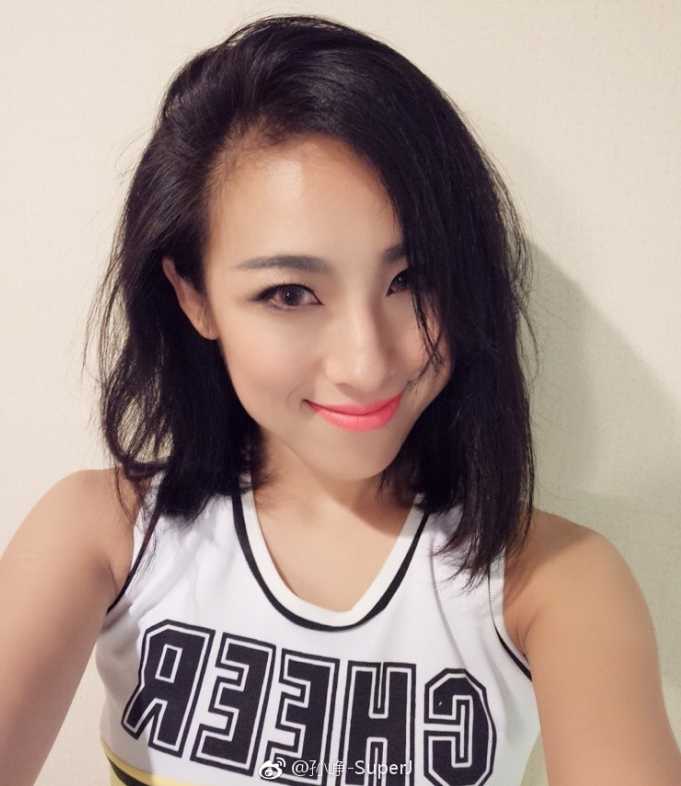 神似吉克隽逸的篮球宝贝:赛场上的精灵舞者 篮球宝贝眼神坚毅,小麦色肌肤在灯光下闪闪发光