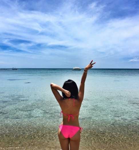 神似吉克隽逸的篮球宝贝:赛场上的精灵舞者 篮球宝贝侧身起舞,优美线条展现运动之美