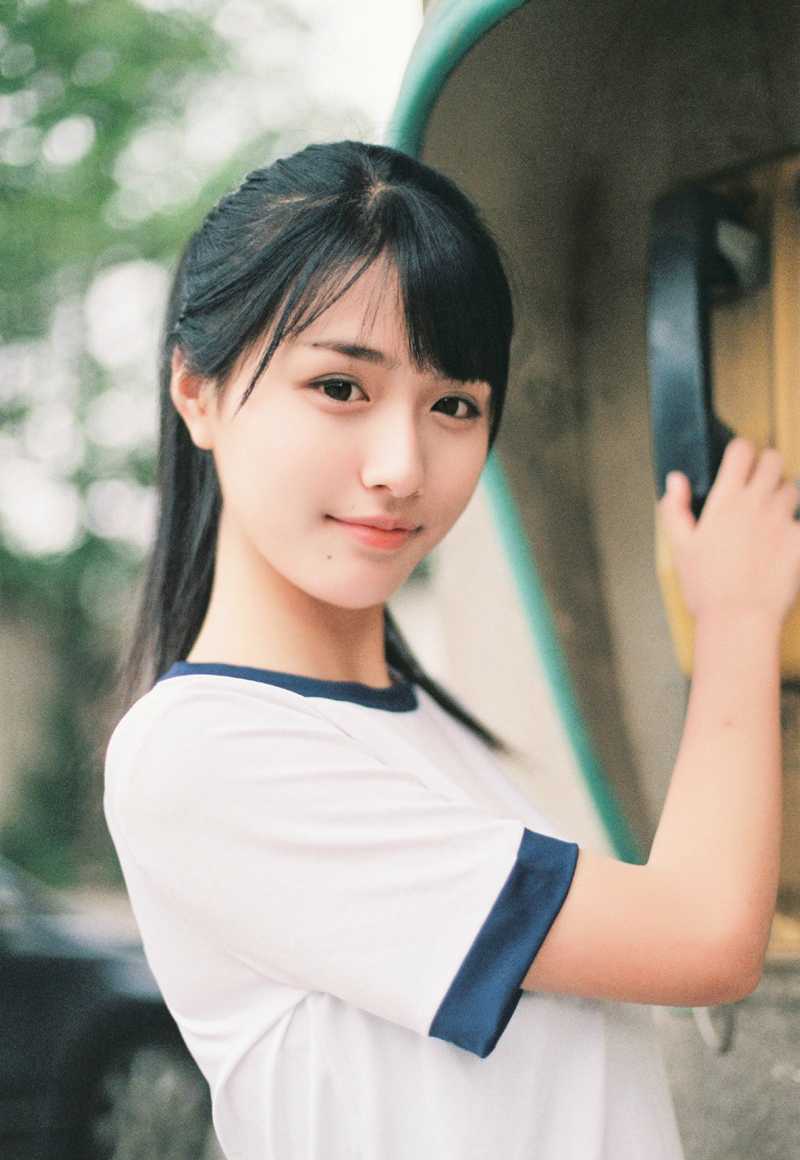 阳光下，她戴着棒球帽，侧颜线条柔和而优美，运动装扮下的身姿挺拔，充满了健康与活力。