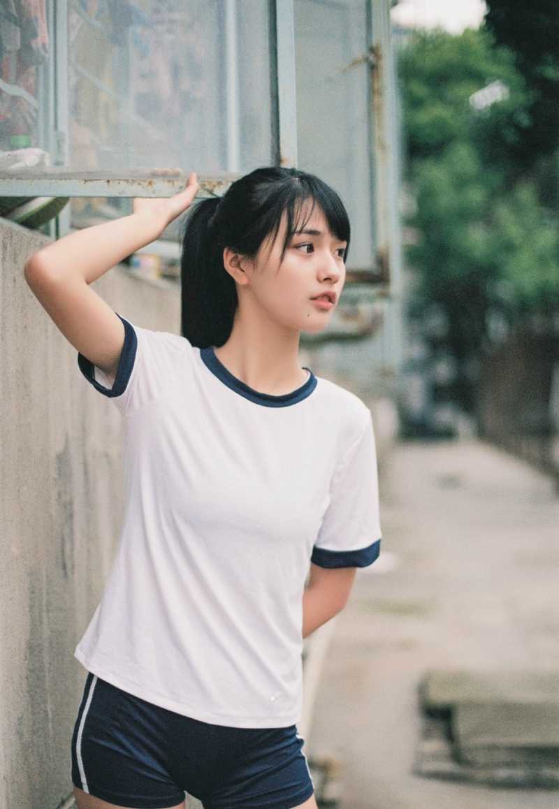 她与其他球迷轻声交谈，笑容温婉大方，没有丝毫矫揉造作，仿佛一阵清风吹过热闹的看台。