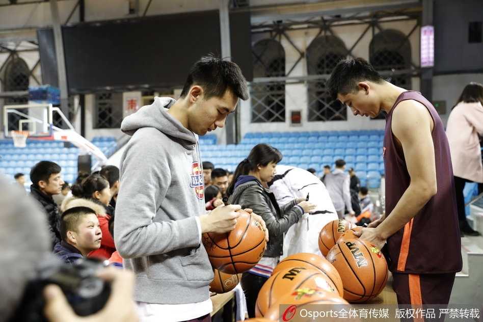 兰德里被热情的球迷团团围住，他努力探出身子为小球迷签名，场面热闹非凡