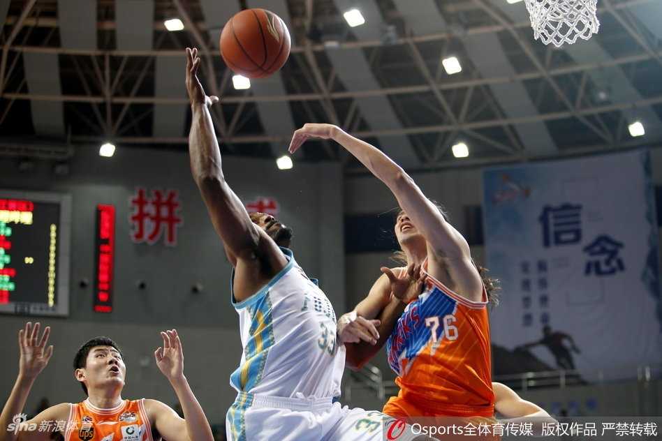 福建主场球迷在比赛最后时刻全体起立振臂欢呼，他们见证了历史，也见证了主队在这场史诗大战中的坚韧。