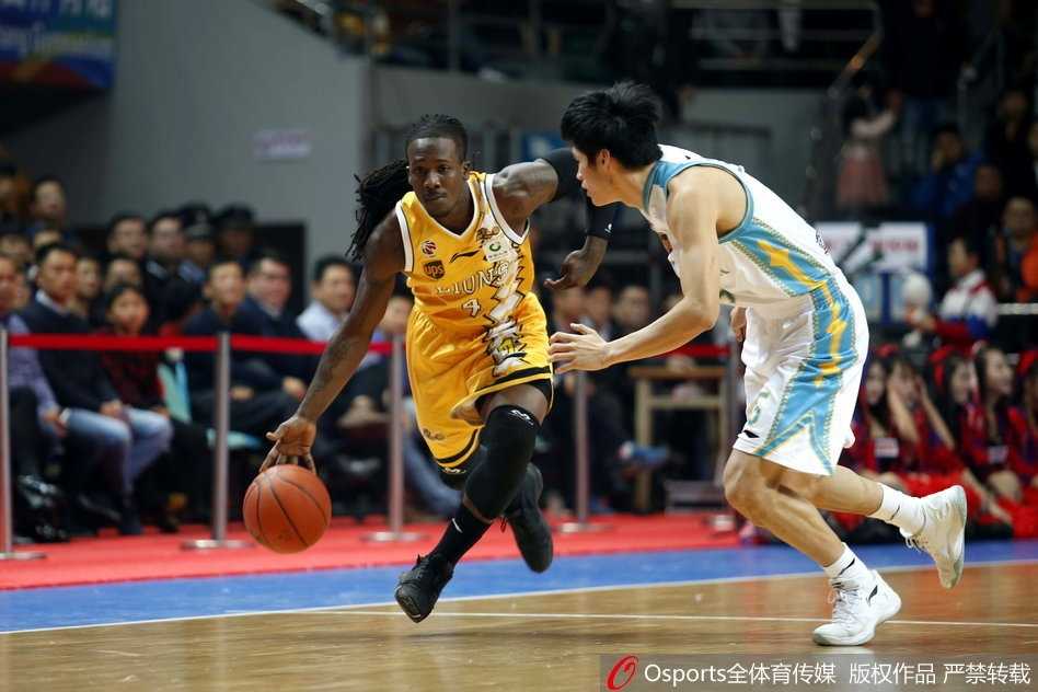 福建主场哑火,广厦多点开花豪取六连胜 胡金秋快下如灵猫般轻盈,接球后跨步上篮,令福建防线望球兴叹
