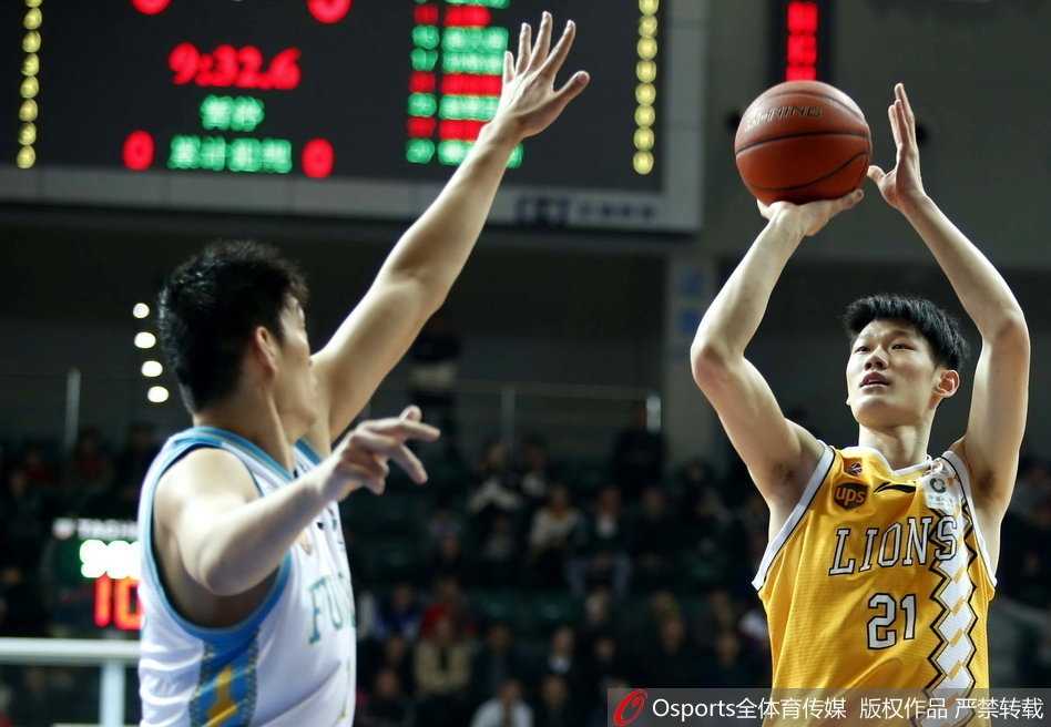 福建主场哑火,广厦多点开花豪取六连胜 双方球员为了球权奋力扑地争抢,肌肉碰撞间满是火药味,战况激烈可见一斑