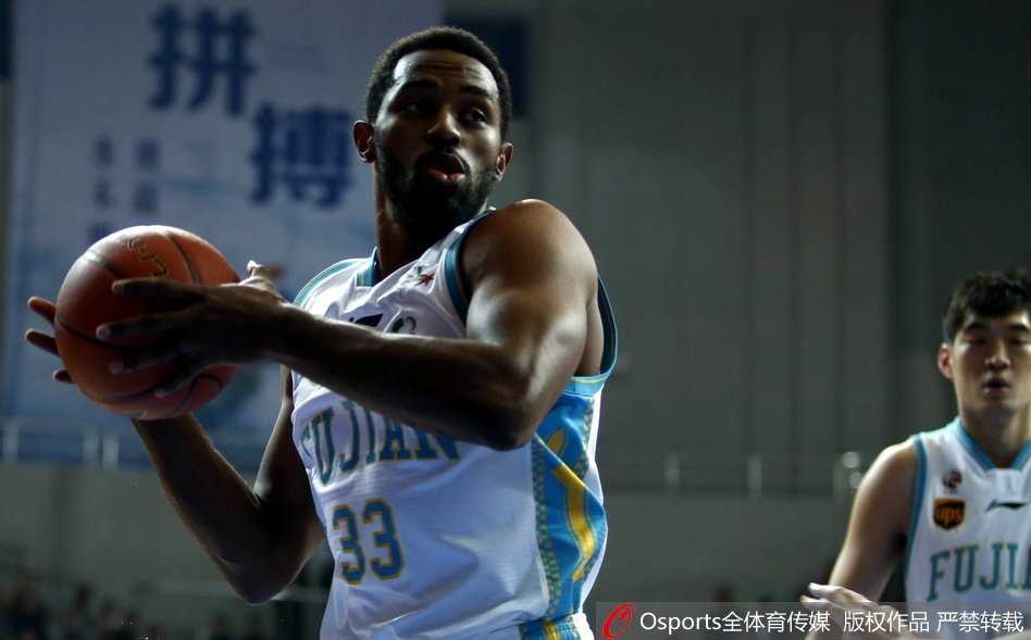 福建主场哑火,广厦多点开花豪取六连胜 博洛西斯在福建队员头顶单手劈扣,力拔山兮气盖世,展现了欧洲内线的绝对统治力