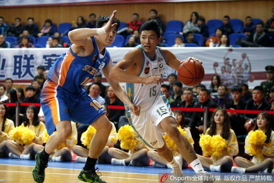 福建主场惊天逆转四川,史密斯末节三十三分导演绝地反击 福建射手陈林坚在三分线外果断出手,皮球在空中划出一道完美的弧线,应声入网,为球队的追分势头注入了一针强心剂。