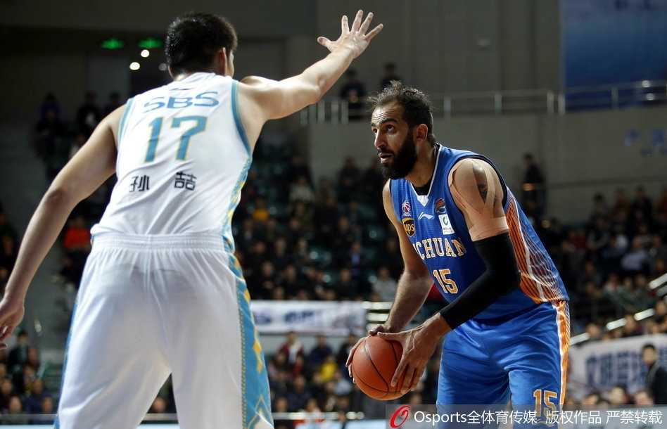福建主场惊天逆转四川,史密斯末节三十三分导演绝地反击 在比赛的关键时刻,四川队的富兰克林持球面对福建队的严密防守,他试图用节奏变化寻找突破口,但福建队的防线坚如磐石。