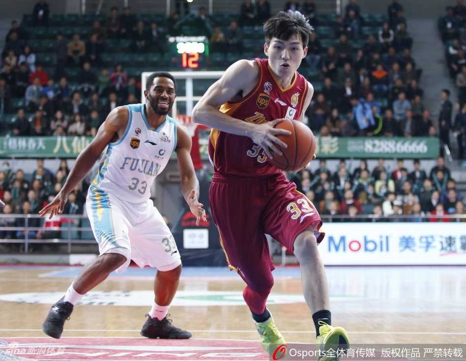 浙江队核心吴前后撤步晃开防守人，在三分线外从容出手，篮球在空中旋转，眼神中充满了自信和冷峻，这是他全场32分表演的一个缩影