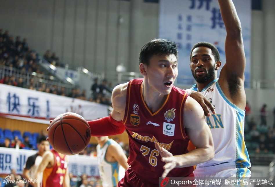 福建外援拉斯-史密斯在三人包夹的缝隙中强行突破，他身体失去重心却依然将球抛向篮筐，这一球不仅打进还要造成对手犯规，尽显超级得分手本色