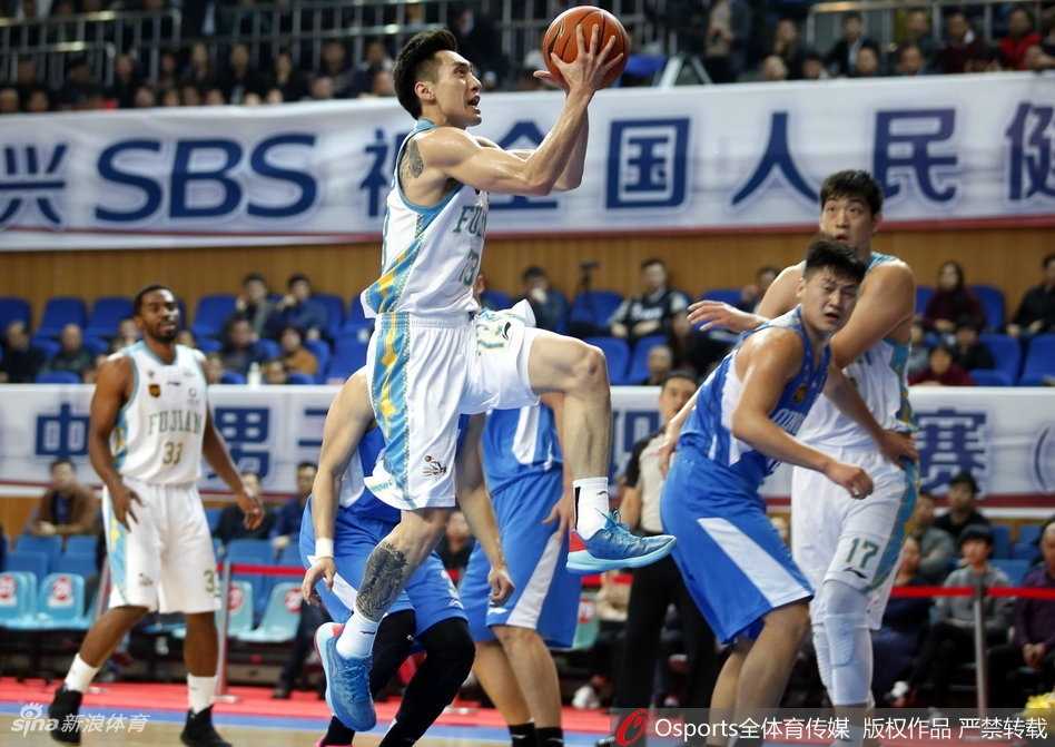 陈林坚外线手起刀落，皮球划过一道完美弧线空心入网，瞬间点燃主场球迷的激情。