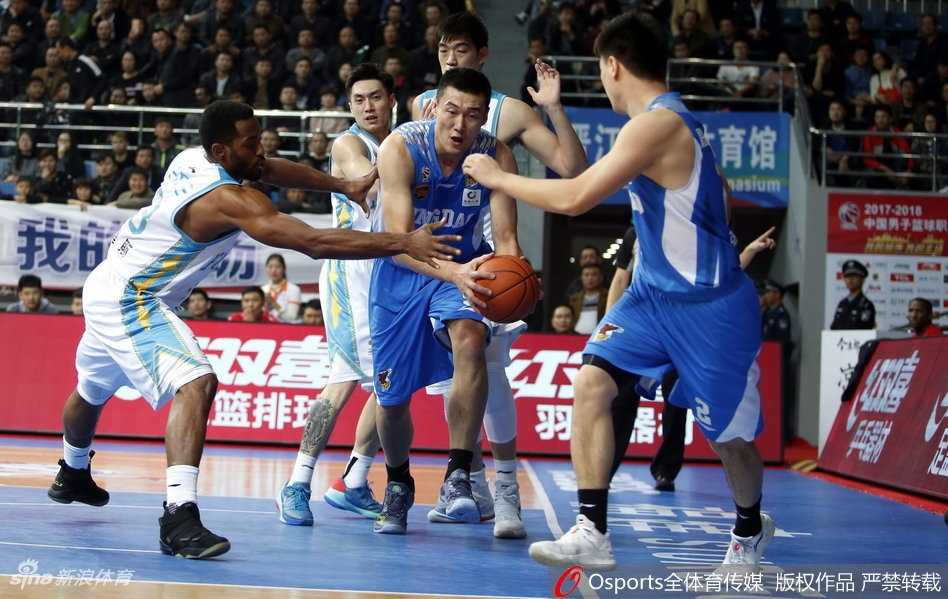 李江淮奋力跃起，从对手头顶将球拨给队友，这次关键的抢断吹响了福建队快攻的号角。