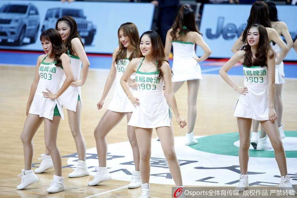 赛后，福建浔兴队的球员们向看台上的观众致谢，而篮球宝贝们则在场地中央集结，她们向全场观众挥手告别。这一刻，汗水与笑容交织，她们不仅是赛场上的点缀，更是这场大胜中真正的“最佳第六人”。