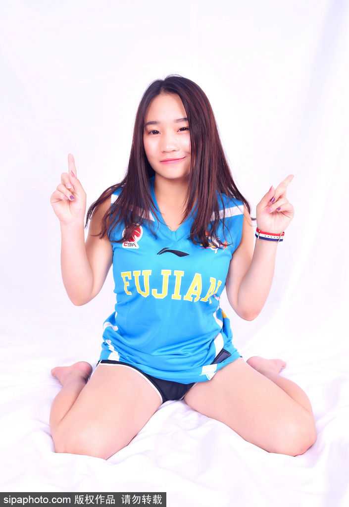 福建浔兴篮球宝贝俏皮助阵,青春活力闪耀赛场 宝贝双手托腮,做出可爱的花朵姿势,脸上洋溢着治愈系的笑容,仿佛在说今天也要为福建队加油哦