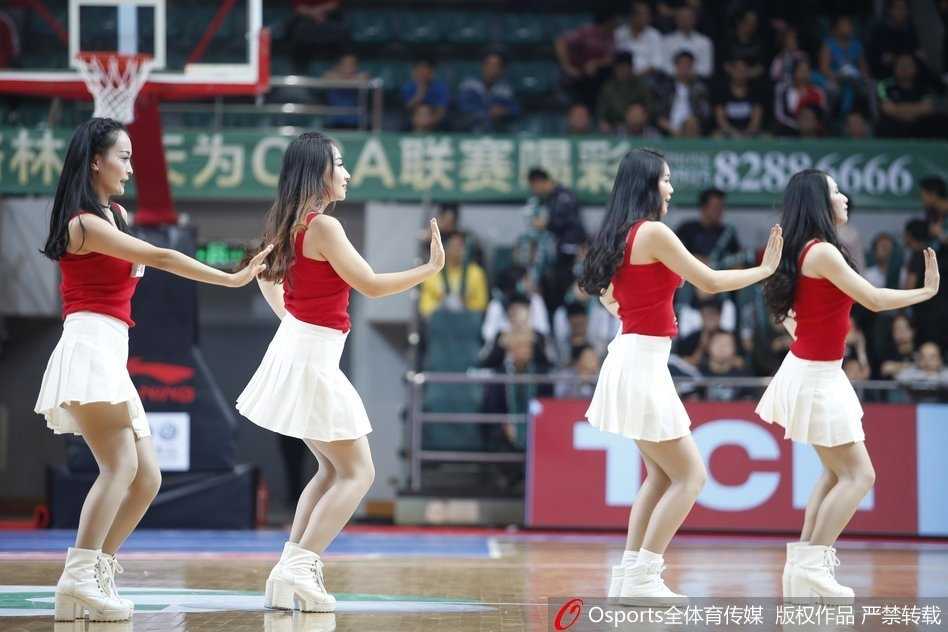 福建篮球宝贝:赛场上的灵动风景线,汗水铸就的青春华章 特写镜头中,女孩笑容明媚灿烂,眼眸里仿佛藏着星星。她身着亮片短上衣,随着强劲的鼓点扭动腰肢,飞扬的发丝间满是青春的活力和感染力。