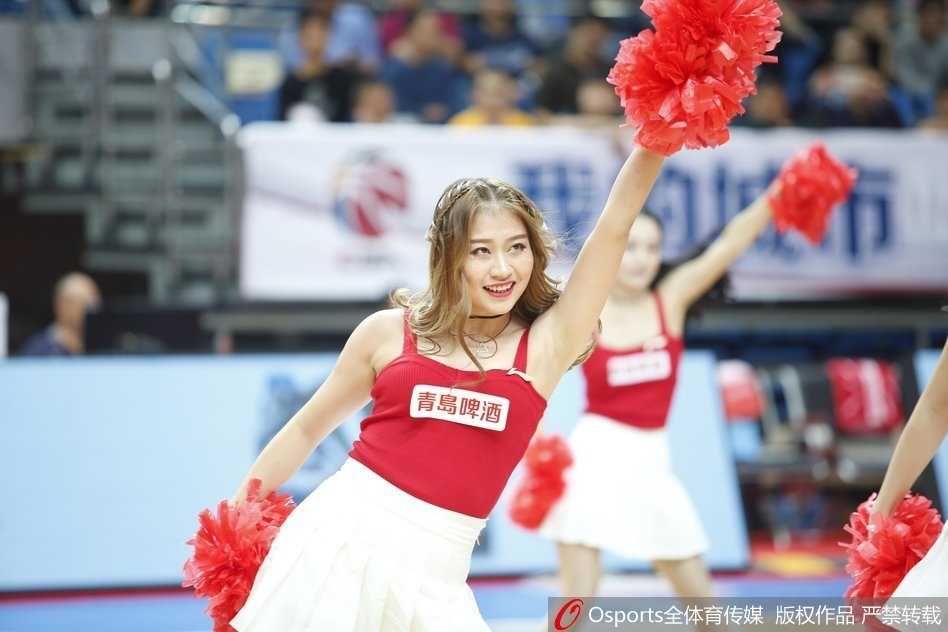 福建篮球宝贝:赛场上的灵动风景线,汗水铸就的青春华章 聚光灯下,篮球宝贝们扎着利落的马尾,身着亮黄色短裙,随着音乐节奏整齐跃起,修长双腿划出优美的弧线,仿佛将全场的能量都凝聚在这一刻。