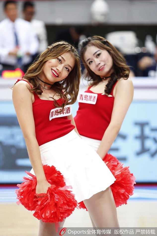 福建篮球宝贝:赛场上的灵动风景线,汗水铸就的青春华章 镜头拉远,六位篮球宝贝在场上排成一列,每个人都摆出自信满满的姿势。动感的灯光打在她们身上,健康的小麦色肌肤闪耀着光泽,宛如球场上的女王。