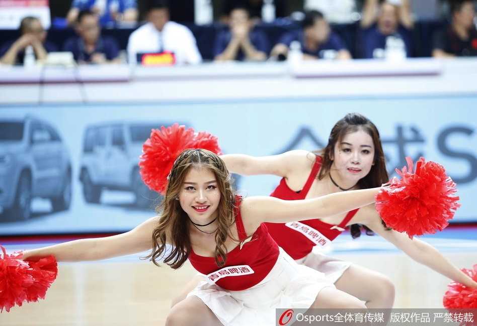 福建篮球宝贝:赛场上的灵动风景线,汗水铸就的青春华章 舞蹈动作定格瞬间,女孩们背对镜头,单手高举,紧身的粉色表演服完美展现出漂亮的背部线条和蝴蝶骨,力量与美感在这一刻交融。