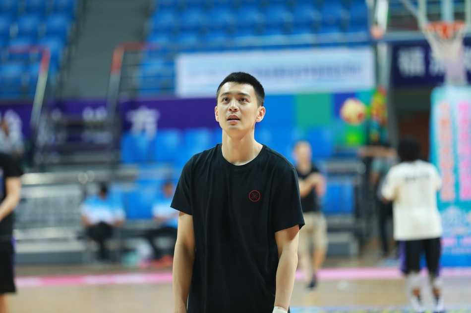 福清争霸赛惊魂一幕辽篮遭俄罗斯军团十七分大逆转 福建队夺冠瞬间,全体球员在场地中央围成一圈忘情庆祝属于他们的荣耀时刻